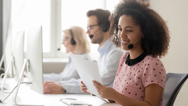3 medewerkers in een callcenter