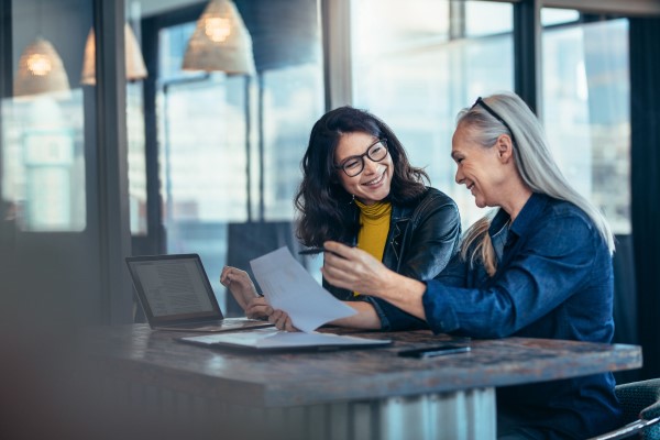 Twee collega's die een zaak bespreken